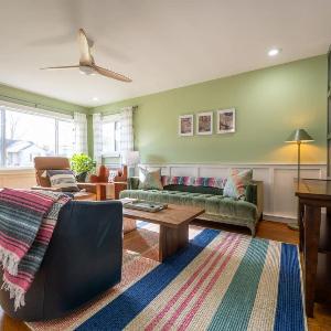Charming Cottage - Game Room - Yard- Family Friendly