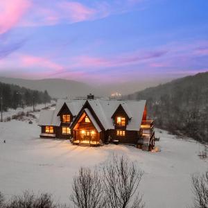 Epic 9-Bed Yellowstone Lodge Theater Bars Sauna & Ski Views
