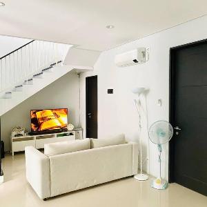 Cozy Queen room near Pakuwon Mall