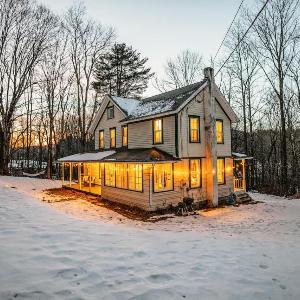 The Swiss Hill Farmhouse - 5 Bedrooms w Hot Tub