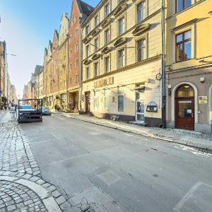 Atmospheric 2-Bedroom Apartment Near the Market Square by Noclegi Renters