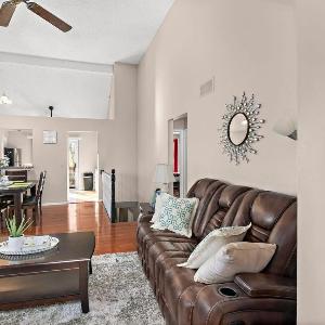 Townhouse in Lenexa by YDSH GuestMind