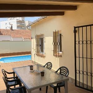 Casa Familiar con Piscina Privada en Torroella de Montgrí Cerca de la Playa - HISP-7-44