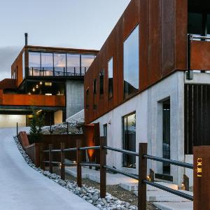Tawera - Lake Views - Walk to Wanaka