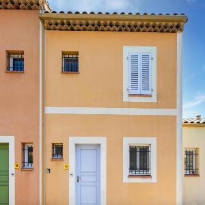Holiday Home in Arles with Pool & Terrace
