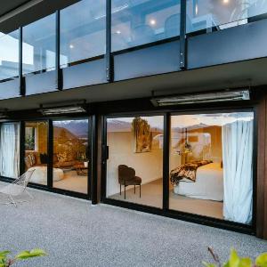 Korari House - Lake Views - Close to Town Centre - Sleeps 10