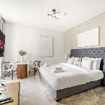 VayK - Sunlit Studio with Canal Views in Business Bay
