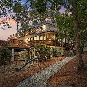 Private Deck Retreat Near Atlanta Attractions