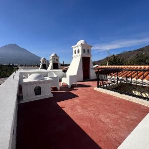 Villa San Lazaro Alojamiento entero para 8 personas en Antigua con amplio parqueo y terraza con vistas al volcan