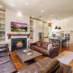 Modern 3BR Condo Walk to Downtown and UT Parking Knoxville