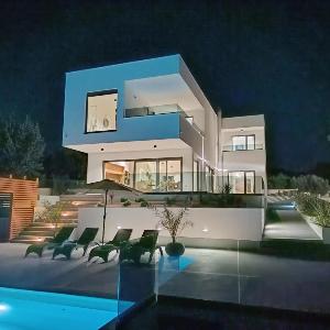 Villa Pergosa near Medulin for 8 persons with 38 m2 pool sea view - only 200 meters from beach