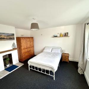 The Blue House - Godolphin - Large Spacious Home