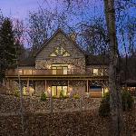 Stunning 8 Bed Mountain Chalet | Steps from Holiday Valley | Hot Tub Sauna Theatre & Bar New York