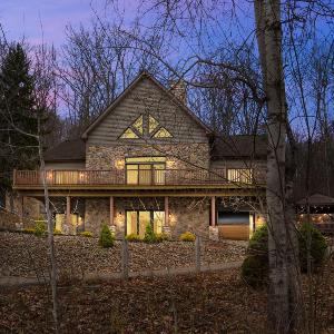 Stunning 8 Bed Mountain Chalet | Steps from Holiday Valley | Hot Tub Sauna Theatre & Bar