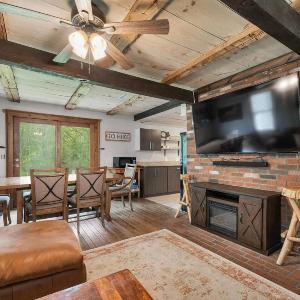 Cozy NH Retreat l HOT TUB 25min to Loon