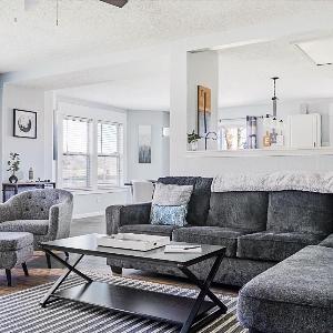The Cozy Charcoal Cottage - with Garage - Family Friendly