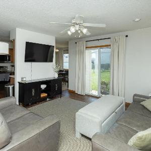 Spacious 4 Bed 2-5 BA Modern Home