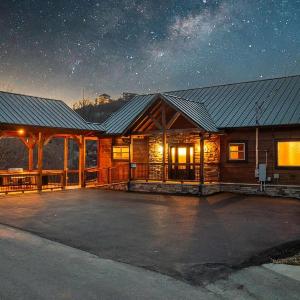 6 bedroom 10 Bed Chalet with Theatre Gameroom Community Pool and Tennis Courts