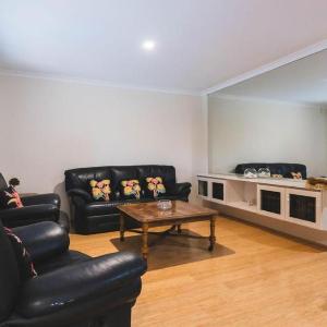 Comfortable 4BDR Family home in Suburbia