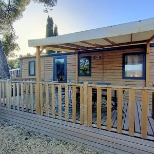 Mobil-home spacieux avec terrasse à Six-Fours-les-Plages - API-1-52-867