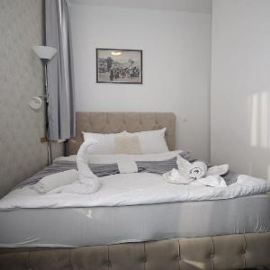 Black Panda Apartment