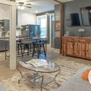 2BR with Workspaces & Deck ABODEbucks