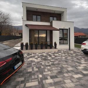 Apartments with hot tub Kastel Stafilic Kastela - 25136