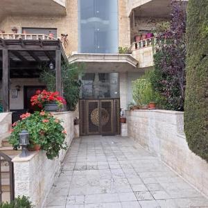Downtown living appartment stylish luxe شقة مفروشة فاخرة في بين دير غبار والصويفيه