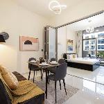 Stylish pool view 1BR in Barsha South sleeps 5