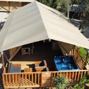 Tente Lodge avec Terrasse et Jacuzzi 6 Personnes - API-1-52-1705