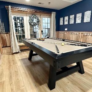 SKI INOUT- Pool table hot tub A kitchen 7 bedrooms-4 kingscustom kid rms!