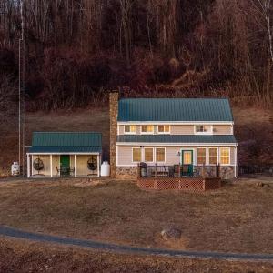 Mack's Retreat - Monroe Retreat with Mountain Views and Fire Pit!