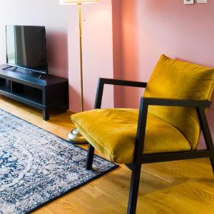 Riverside Modern apartment-Free private parking-Fast Wi-Fi