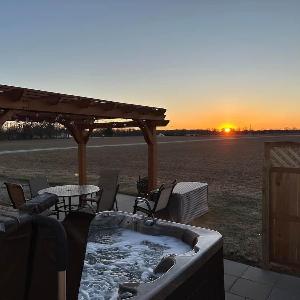 Prairieview Cottage Retreat - Hot Tub Sunsets