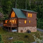 Log Cabin | 7 min walk to Downtown Pkwy | Hot Tub Tennessee