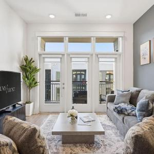 Skyline Retreat - Free Parking Pool Balcony