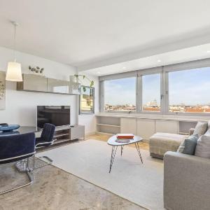 Modern 1-Bed Apartment with Panoramic Views