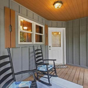 Snuggle Inn- Pet Friendly Hot Tub Private Hiking