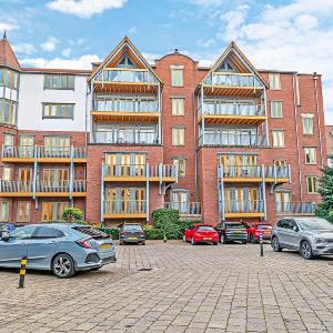 Central Apartment with Parking by Guestz