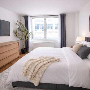 43-4D Newly furnished 2BR full service 24H Doorman laundry Gym