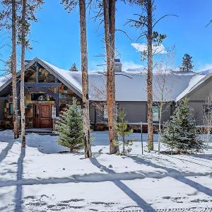 Breck Escape: Luxury Highlands Home Hot Tub & Steam Shower Sleeps 12!