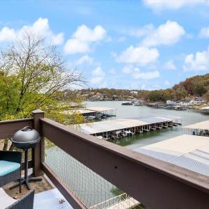 Lakefront Condo Indoor pool sauna & pickle ball