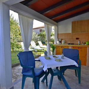 Cozy flat with garden access in Umag