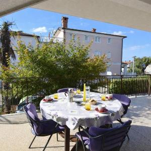 Umag flat with terrace and garden