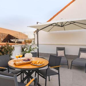 Charming Attic with Terrace in Las Letras