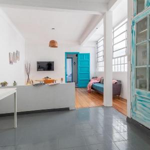 ZAYA amplio semipiso con balcón ubicación ideal
