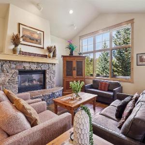 Cucumber 44: Shock Hill Neighborhood Gondola Access Pet friendly Hot Tub!