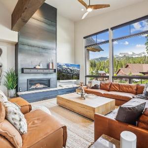 Chateau Breck: Luxury Townhome Hot Tub & Fire Pit Five-Peak Views!