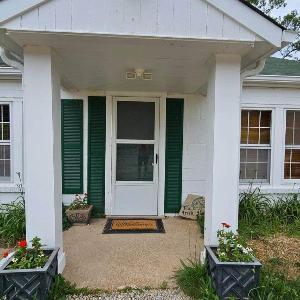 Cozy Cabin Retreat - Sleeps 8 - 1 Hr from STL