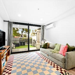 Two Bedroom Retreat Opposite Victoria Park